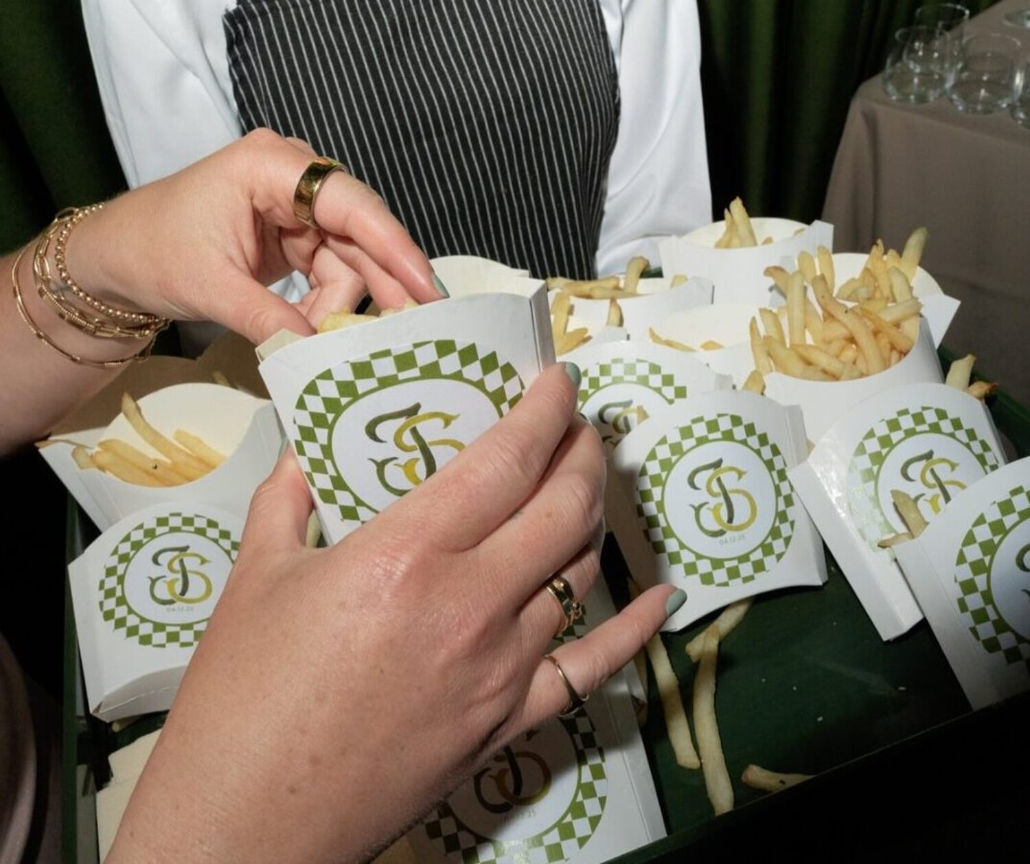 Fast Food pusnakts uzkodas greznās kāzās