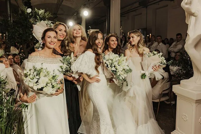 Atskats uz kāzu modes šovu Grieķijas noskaņās