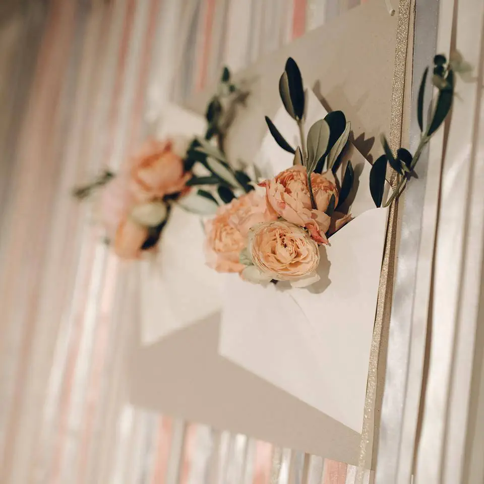kāzu vēstules ar ziediem, dekorācijas. idejas kāzu gadadienai. 
