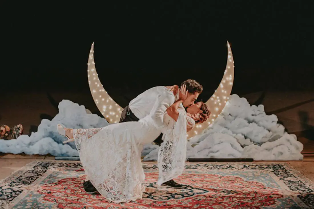 netradicionālas kāzas mistikas noskaņās naktī